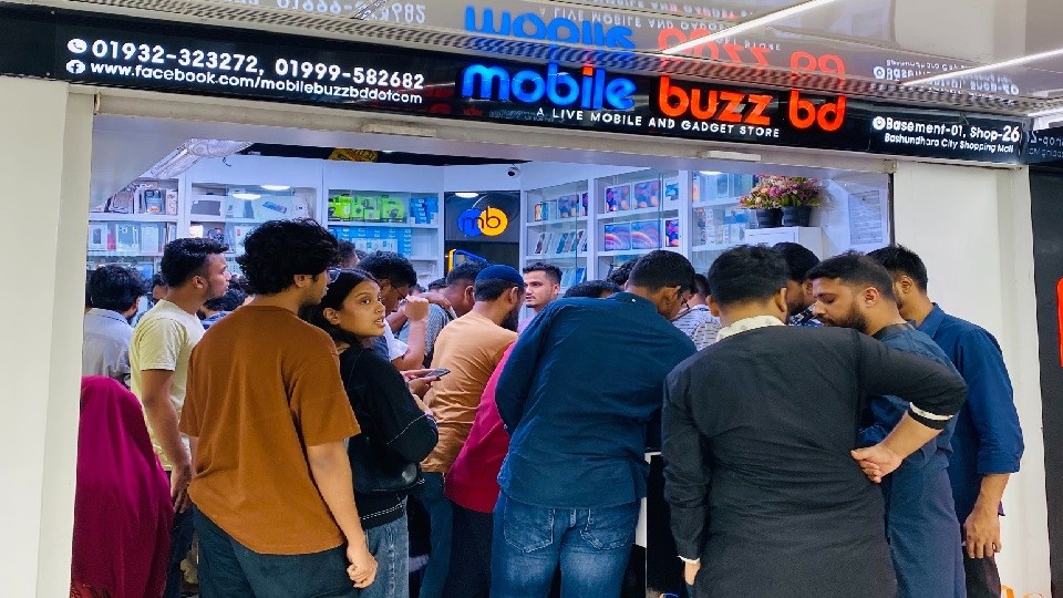 মোবাইল বাজ বিডিতে নিয়মিত ভীড়, শুক্রবার ও মঙ্গলবারে প্রযুক্তিপণ্যে বাড়তি আগ্রহ!