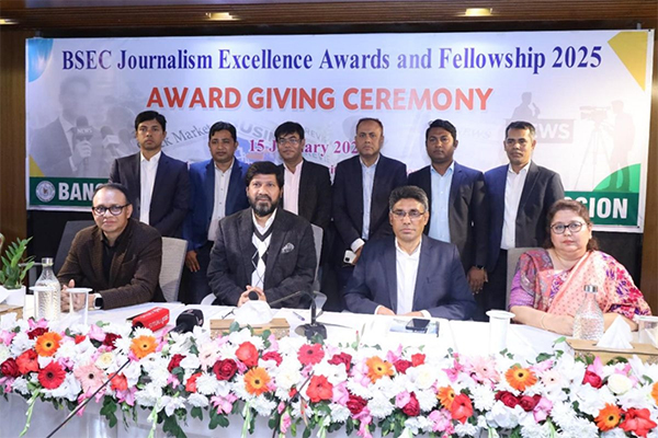 দায়িত্বশীল শেয়ারবাজার সাংবাদিকতায় বিএসইসির স্বীকৃতি পেলেন ৯ গণমাধ্যমকর্মী