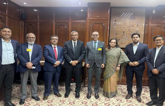শেয়ারবাজার শক্তিশালী করতে গভর্নরের কাছে ডিএসইর নানা প্রস্তাব