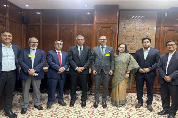 শেয়ারবাজার শক্তিশালী করতে গভর্নরের কাছে ডিএসইর নানা প্রস্তাব