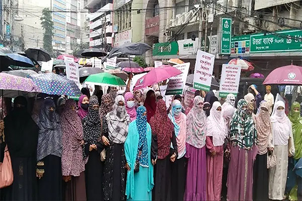 পূর্ণাঙ্গ পর্ষদ গঠনের দাবিতে ইসলামী ব্যাংক টাওয়ারের সামনে বিক্ষোভ